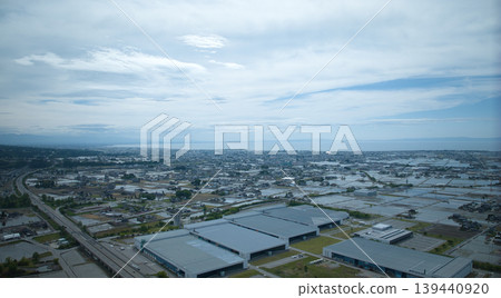 五月,黑部川附近的北陸高速公路和北陸新幹線高架橋的景色。 五月,黑部川附近的北陸高速公路和北陸新幹線高架橋的景色。 139440920