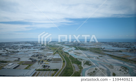 五月,黑部川附近的北陸高速公路和北陸新幹線高架橋的景色。 五月,黑部川附近的北陸高速公路和北陸新幹線高架橋的景色。 139440921