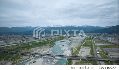 五月,黑部川附近的北陸高速公路和北陸新幹線高架橋的景色。 五月,黑部川附近的北陸高速公路和北陸新幹線高架橋的景色。 139440922