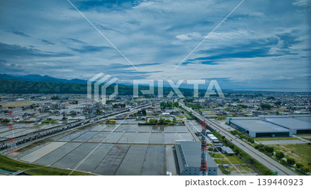 五月,黑部川附近的北陸高速公路和北陸新幹線高架橋的景色。 五月,黑部川附近的北陸高速公路和北陸新幹線高架橋的景色。 139440923