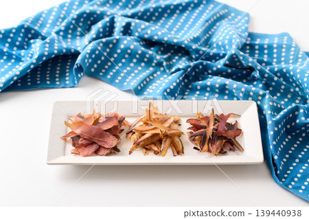 三種厚切鰹魚片:左,鰹魚片;中,鯖魚片;右,蘇打片。 三種厚切鰹魚片:左,鰹魚片;中,鯖魚片;右,蘇打片。 139440938
