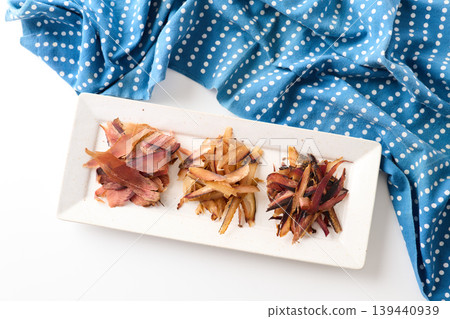 三種厚切鰹魚片:左,鰹魚片;中,鯖魚片;右,蘇打片。 三種厚切鰹魚片:左,鰹魚片;中,鯖魚片;右,蘇打片。 139440939