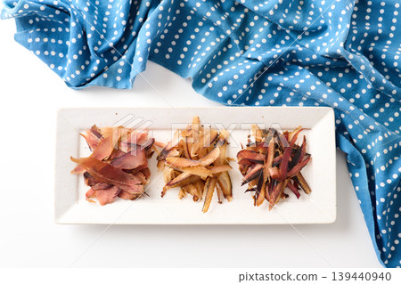 三種厚切鰹魚片：左，鰹魚片；中，鯖魚片；右，蘇打片。 139440940