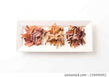 三種厚切鰹魚片：左，鰹魚片；中，鯖魚片；右，蘇打片。 139440941