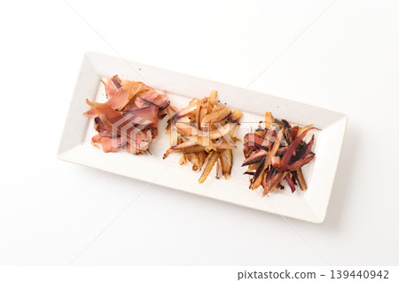 三種厚切鰹魚片:左,鰹魚片;中,鯖魚片;右,蘇打片。 三種厚切鰹魚片:左,鰹魚片;中,鯖魚片;右,蘇打片。 139440942
