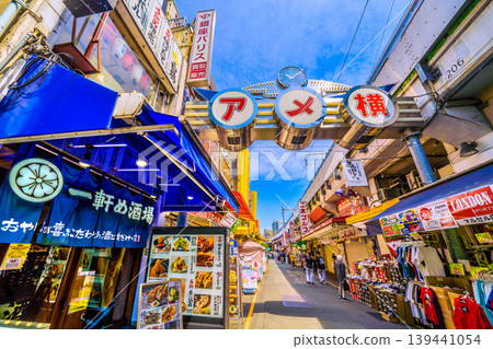 5月2日,東京城市景觀。入境旅遊仍在繼續…清晨的阿美橫町及其他地區景色。人潮即將湧來。 5月2日,東京城市景觀。入境旅遊仍在繼續…清晨的阿美橫町及其他地區景色。人潮即將湧來。 139441054