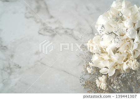 Mini bouquet (white) (marble background) 139441307