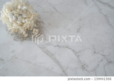 Mini bouquet (white) (marble background) 139441308