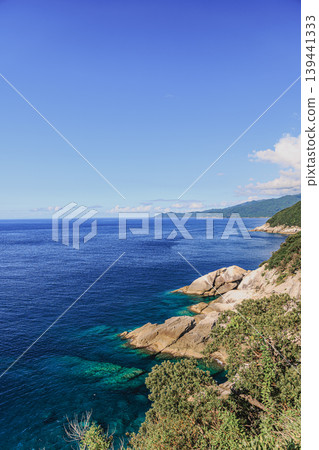 屋久島深藍色的海水和嶙峋的岩石地形 屋久島深藍色的海水和嶙峋的岩石地形 139441333