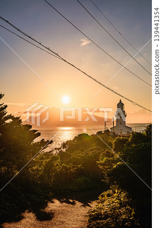 站在西森林公路附近,眺望屋久島燈塔的日落。 站在西森林公路附近,眺望屋久島燈塔的日落。 139441354