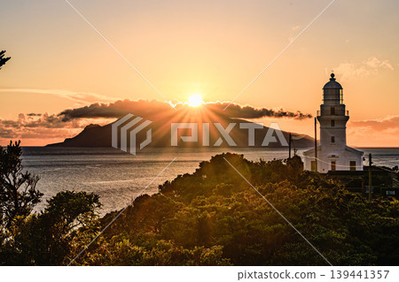 燈塔沐浴在屋久島的自然美景和日落之中 燈塔沐浴在屋久島的自然美景和日落之中 139441357
