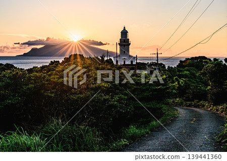 從屋久島燈塔眺望日落和口永良部島 139441360