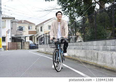 中年男子騎自行車 139441380