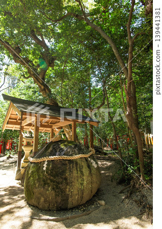 花之岩屋神社:水池和圓形石神像,三重縣 花之岩屋神社:水池和圓形石神像,三重縣 139441381