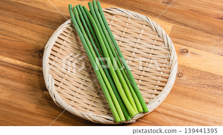 蒜苗、篩子上的新鮮蔬菜、木桌 蒜苗、篩子上的新鮮蔬菜、木桌 139441395