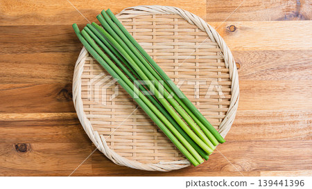 蒜苗、篩子上的新鮮蔬菜、木桌 蒜苗、篩子上的新鮮蔬菜、木桌 139441396