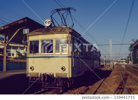 Ichibata Electric Railway DeHa 1 Series No. 3, Kawato Station, shining in the setting sun as it runs through Izumo. Ichibata Electric Railway DeHa 1 Series No. 3, Kawato Station, shining in the setting sun as it runs through Izumo. 139441733