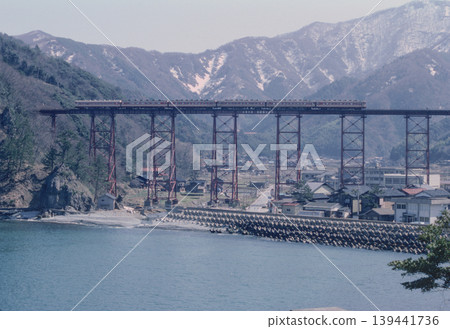 日本海和白雪皚皚的山峰;一列 KiHa 58 系列列車駛過阿瑪魯貝高架橋;1986 年。 日本海和白雪皚皚的山峰;一列 KiHa 58 系列列車駛過阿瑪魯貝高架橋;1986 年。 139441736