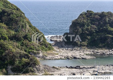 The scenery of the cliffs and rocky shores of Miyagawa Bay, viewed from Miyagawa Park in Miura City. The scenery of the cliffs and rocky shores of Miyagawa Bay, viewed from Miyagawa Park in Miura City. 139442265