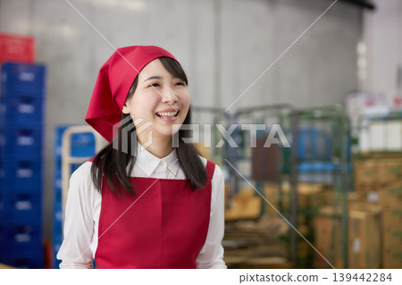 一位年輕女子在後屋使用平板電腦管理庫存。 139442284