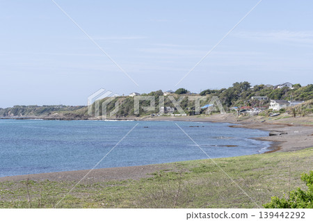 從三浦半島的三戶濱海灘眺望,寧靜的春天景色,蔚藍的大海和海岸線盡收眼底。 從三浦半島的三戶濱海灘眺望,寧靜的春天景色,蔚藍的大海和海岸線盡收眼底。 139442292