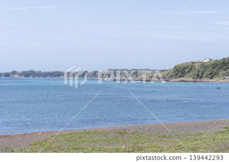從三浦半島的三戶濱海灘眺望,寧靜的春天景色,蔚藍的大海和海岸線盡收眼底。 從三浦半島的三戶濱海灘眺望,寧靜的春天景色,蔚藍的大海和海岸線盡收眼底。 139442293