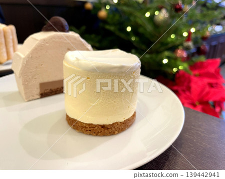 Maple and pear three-cheese mousse cake Maple and pear three-cheese mousse cake 139442941
