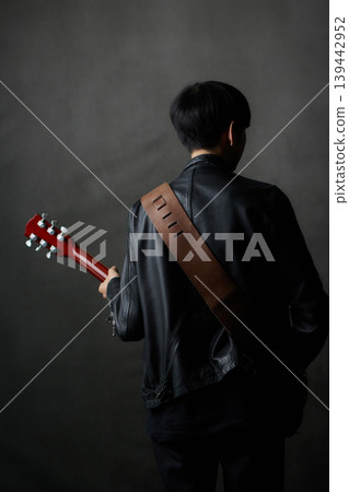 年輕男音樂家現場表演 年輕男音樂家現場表演 139442952