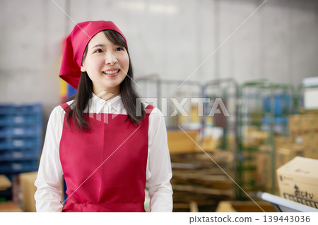 一位年輕女子在後屋使用平板電腦管理庫存。 139443036