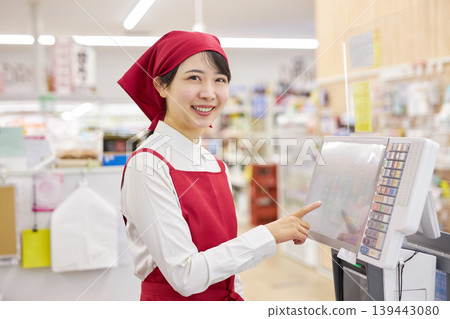 一位在超市收銀台工作的年輕女子 一位在超市收銀台工作的年輕女子 139443080