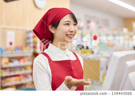 一位在超市收銀台工作的年輕女子 139443088