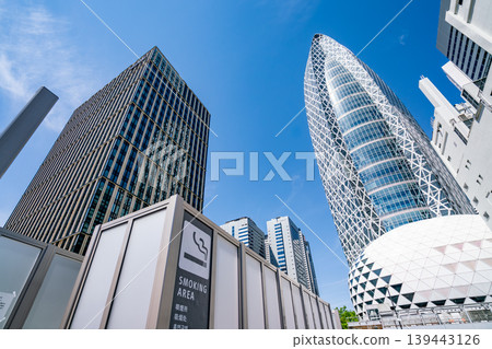 [Tokyo] Japanese Urban Landscape: An outdoor smoking area amidst a cluster of skyscrapers (May 2026) 139443126