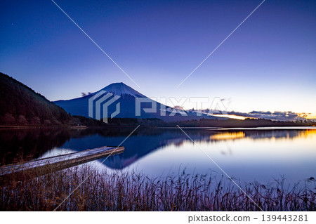 (Shizuoka Prefecture) Sunrise at Lake Tanuki in winter 139443281