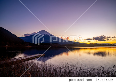 (Shizuoka Prefecture) Sunrise at Lake Tanuki in winter 139443286