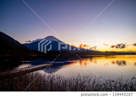 （靜岡縣）冬天的狸湖日出 139443287