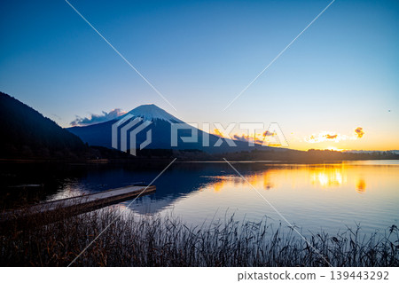 （靜岡縣）冬天的狸湖日出 139443292