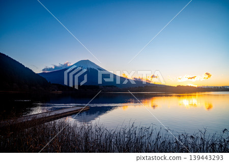 (Shizuoka Prefecture) Sunrise at Lake Tanuki in winter 139443293