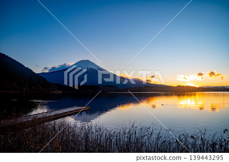 (Shizuoka Prefecture) Sunrise at Lake Tanuki in winter 139443295