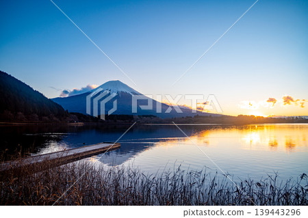 (Shizuoka Prefecture) Sunrise at Lake Tanuki in winter 139443296
