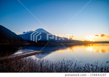 （靜岡縣）冬天的狸湖日出 139443297