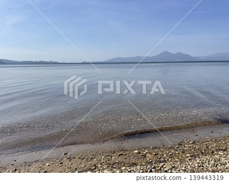 豬苗代湖平靜的湖面和清澈見底的湖岸 豬苗代湖平靜的湖面和清澈見底的湖岸 139443319