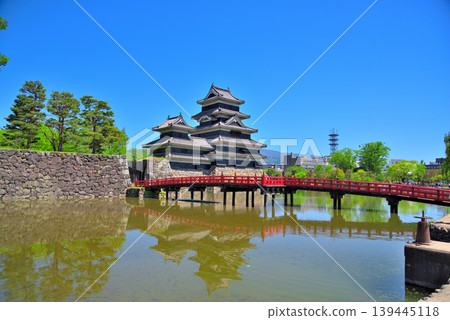 Nagano Prefecture: Matsumoto Castle in the fresh greenery, Uzumibashi Bridge Nagano Prefecture: Matsumoto Castle in the fresh greenery, Uzumibashi Bridge 139445118