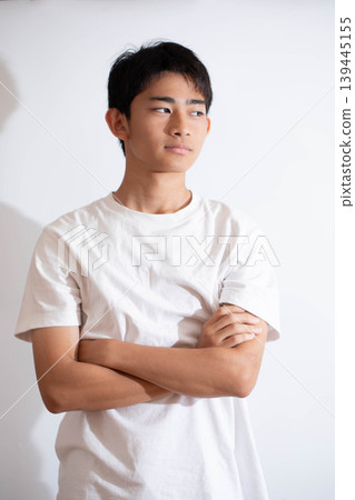 雙臂交叉的男孩 139445155