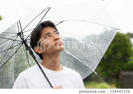 A man pointing a parasol 139445158