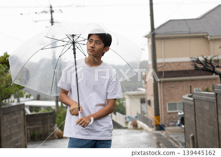 指向遮陽傘的一個人 指向遮陽傘的一個人 139445162