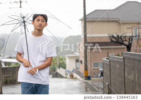 指向遮陽傘的一個人 指向遮陽傘的一個人 139445163