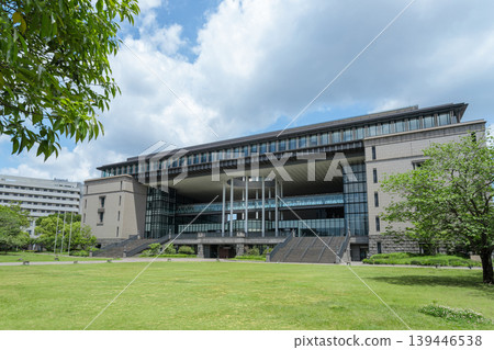 鹿兒島縣市民交流中心外觀,可見其草坪和鬱鬱蔥蔥的綠植(鹿兒島市的公共設施) 鹿兒島縣市民交流中心外觀,可見其草坪和鬱鬱蔥蔥的綠植(鹿兒島市的公共設施) 139446538