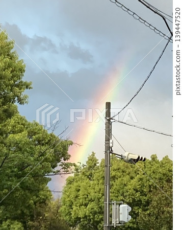 雨後突然出現了一道彩虹。 139447520