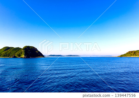 【福岡】宗像初夏:從上渡輪前往大島的途中所看到的景色。 【福岡】宗像初夏:從上渡輪前往大島的途中所看到的景色。 139447556