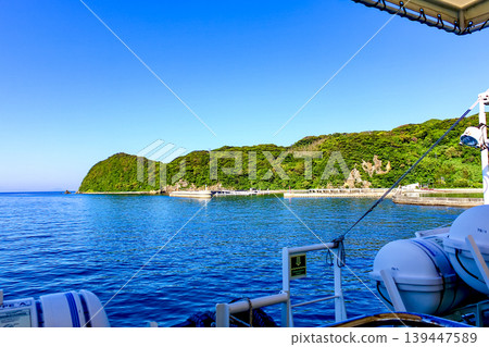 [Fukuoka] Early summer in Munakata: A view from the ferry departing from Kaminato Port and arriving at Oshima Island. 139447589